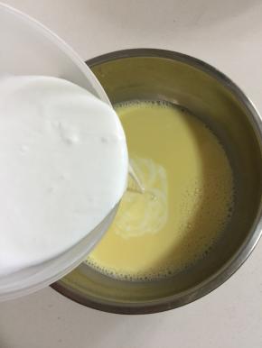 等到牛奶蛋黄糊彻底晾凉以后，倒入奶油搅拌均匀。（为了方便放进冰箱冷冻，我换了一个盆。）