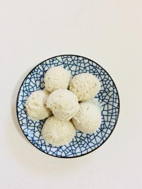 吃的时候用冰淇淋勺子挖成球状就可以吃啦！一点儿也不比外面卖的冰淇淋差哦！