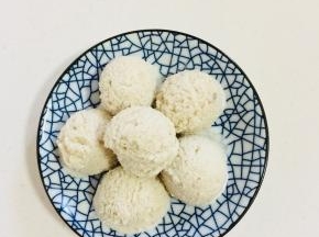 吃的时候用冰淇淋勺子挖成球状就可以吃啦！一点儿也不比外面卖的冰淇淋差哦！