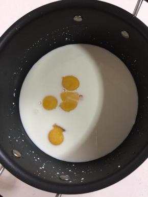 把牛奶，蛋黄，糖倒入奶锅中。
