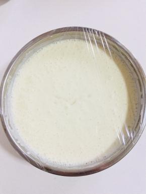 用保鲜膜密封住，放进冰箱冷冻3个小时。