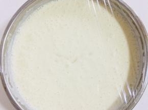 用保鲜膜密封住，放进冰箱冷冻3个小时。