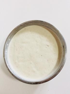 这是冷冻了一天的香蕉冰淇淋。（早上拿出来第四次搅打，晚上孩子放学回来刚好可以吃。）