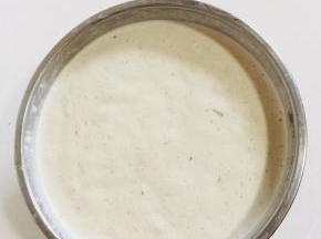 这是冷冻了一天的香蕉冰淇淋。（早上拿出来第四次搅打，晚上孩子放学回来刚好可以吃。）