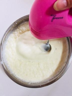 用电动打蛋器搅打两分钟。