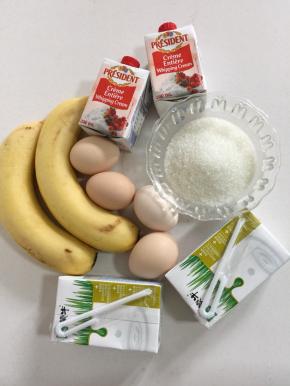 准备好所需的食材：
香蕉2根，蛋黄4个，奶油340克，牛奶400克，糖140克。