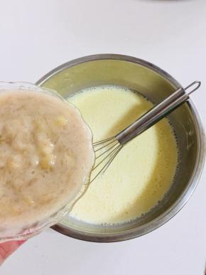 把按压好的香蕉泥倒入盆子里。