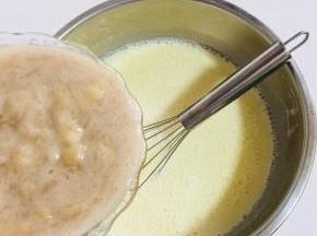 把按压好的香蕉泥倒入盆子里。