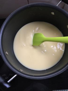 开最小火，边加热边不停的搅拌，看到边缘有小小的冒泡即可离火。