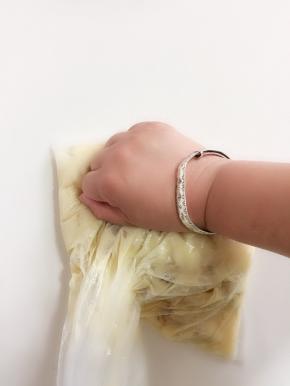 香蕉剥皮装进保鲜袋中，用手按压成泥糊状备用。