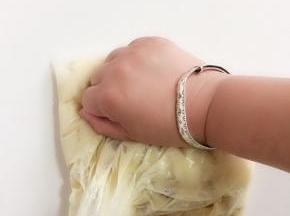 香蕉剥皮装进保鲜袋中，用手按压成泥糊状备用。