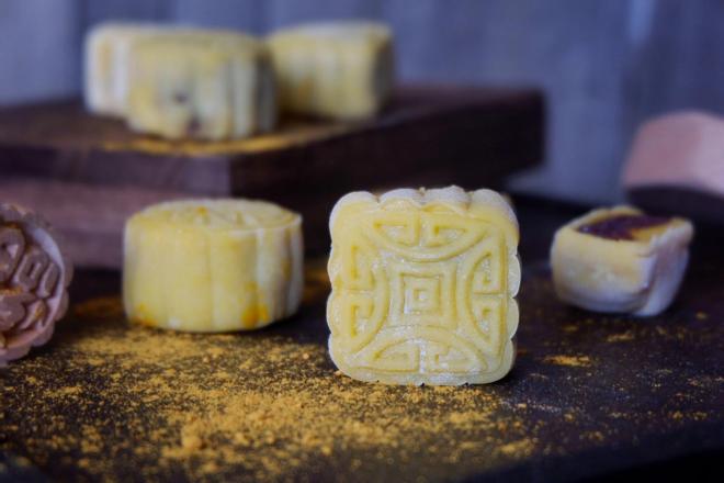 南瓜豆沙冰皮月饼