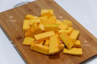 南瓜去皮去籽，切成小块。