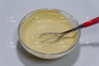 搅拌成细腻无颗粒的糊