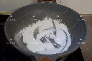 另取糯米粉放入锅中，用小火炒至微黄，做成熟糯米粉，一会当手粉用