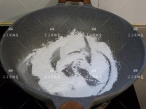 另取糯米粉放入锅中，用小火炒至微黄，做成熟糯米粉，一会当手粉用