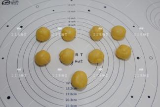 揉好分成20个每个的小剂子