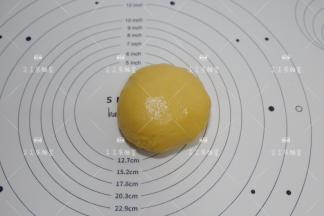 完全放凉的饼皮揉一下，揉至光滑。揉的时候我没有撒手粉哦，完全不粘手。