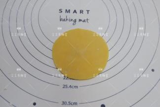 取一个小剂子，蘸少许熟粉，擀成皮