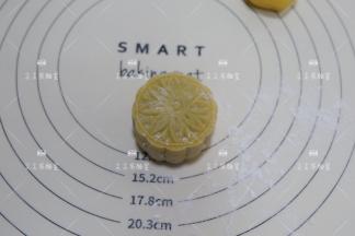 包好放入月饼模具压出形状即可。