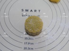 包好放入月饼模具压出形状即可。