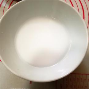 用20ml清水与凉粉混合。