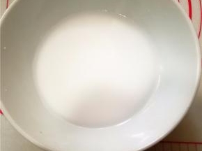用20ml清水与凉粉混合。