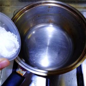 剩余清水放入锅中，将白糖倒入，加热。