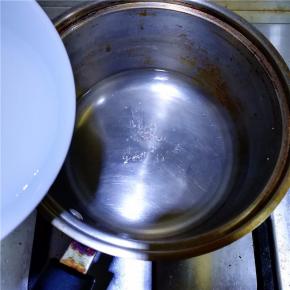 水开后将凉粉液倒入，边倒连搅拌。