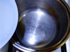 水开后将凉粉液倒入，边倒连搅拌。