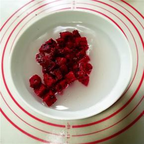 将火龙果块放入稍凉的凉粉中