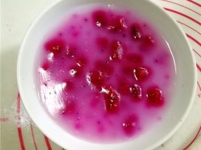 将凉粉取出切块即可食用。
