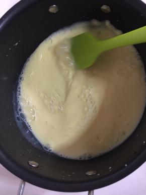 搅拌均匀至蛋黄充分和牛奶融合。