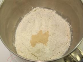 将面包的所有材料（除盐和黄油以外），先液体后粉类的顺序放入厨师机桶内，酵母放中间