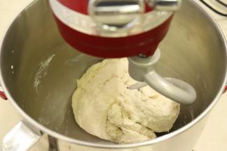 先低档揉至无干粉后转3档，面团成团后放入盐