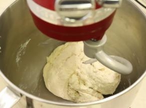 先低档揉至无干粉后转3档，面团成团后放入盐