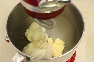 继续3档搅拌面团，面筋形成7成时放入黄油