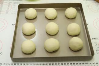 再次轻压排气后整圆，放入烤盘内