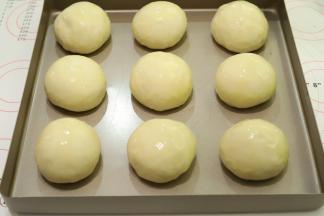 炼乳和融化的黄油混合，刷在面包表面上