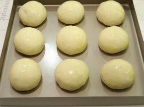 炼乳和融化的黄油混合，刷在面包表面上