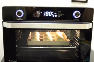 将面包胚放入预热好的烤箱内，时间为20分钟，中层