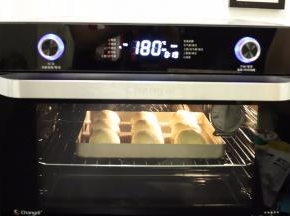 将面包胚放入预热好的烤箱内，时间为20分钟，中层