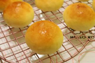 出炉后马上转移至晾架上，手温时装袋保存