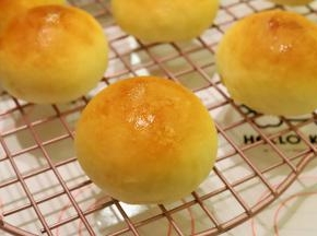 出炉后马上转移至晾架上，手温时装袋保存