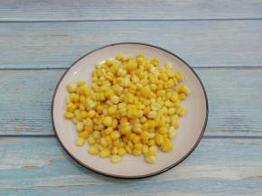 将熟玉米粒剥下来