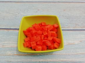 胡萝卜去皮切成丁，青椒也同样切成丁