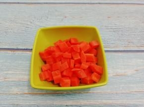胡萝卜去皮切成丁，青椒也同样切成丁