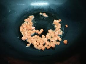 炒锅里加入适量的油烧热后，把胡萝卜放入锅中煸炒片刻