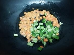 再下入青椒炒两下