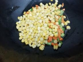 最后放入熟玉米粒翻炒均匀
